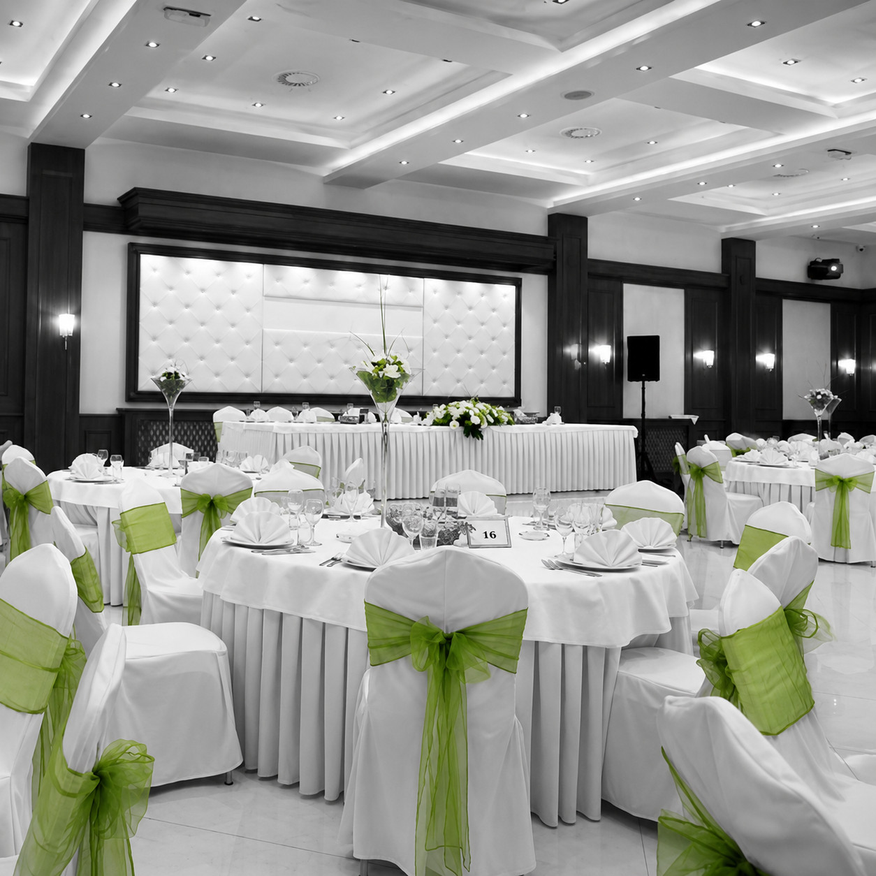 Allestimento elegante di una tavola curata nei minimi dettagli